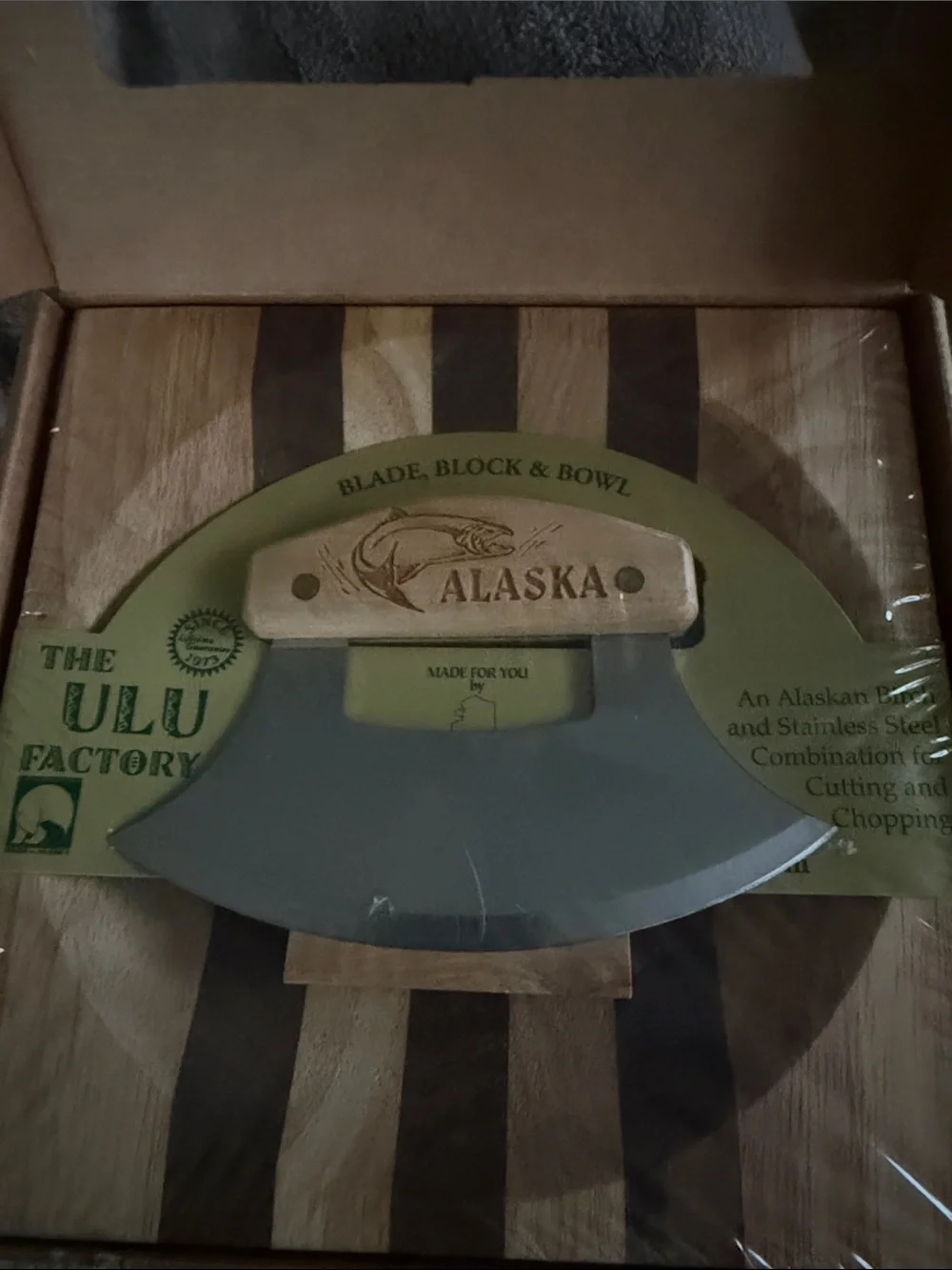 ULU Factory Alaska Ulu Knife & Wood Board Set and knife stand. NWT